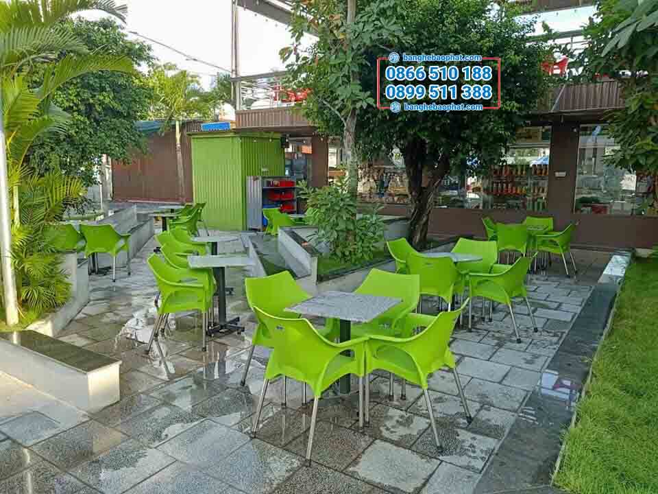 Mẫu bàn ghế cafe nhựa màu xanh cần thanh lý