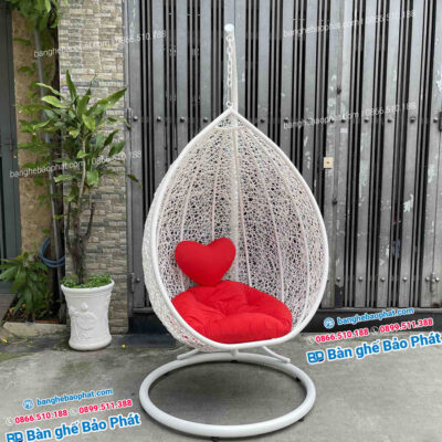Mẫu xích đu đơn này có thiết kế đơn giản nhưng không kém phần thu hút