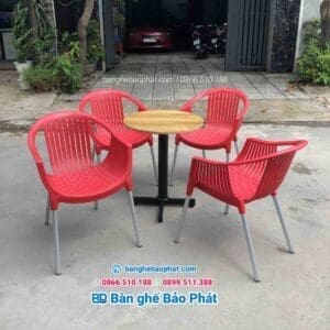 ban-ghe-cafe-ngoai-troi-chan-nhom