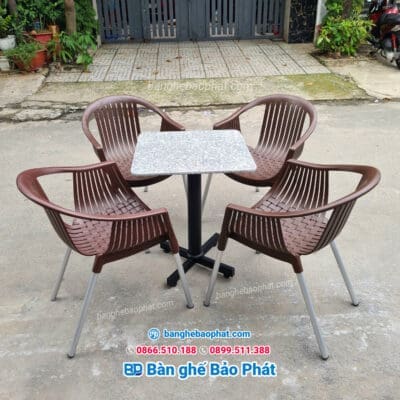 ban-ghe-cafe-ngoai-troi-chan-nhom