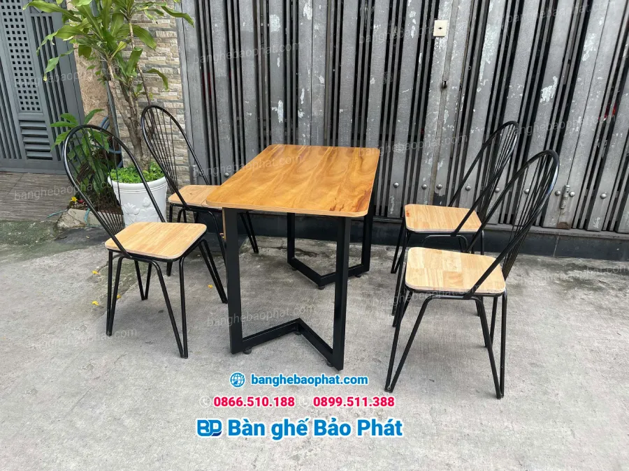 Bàn ngoài trời chất liệu gỗ