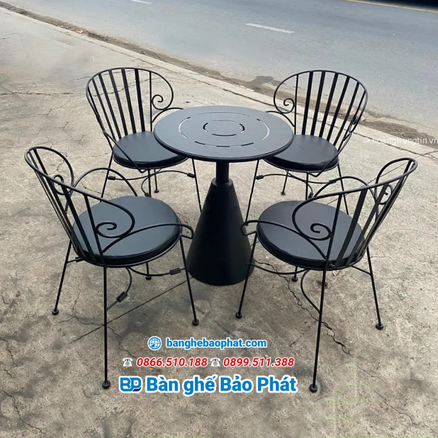 Bàn sắt sử dụng cho không gian ngoài trời