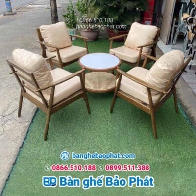 Sofa cafe gỗ nệm chân tròn mang kiểu dáng sang trọng thanh lịch.