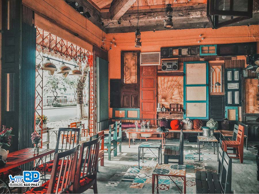 Bàn ghế vintage mang lại không khí ấm cúng