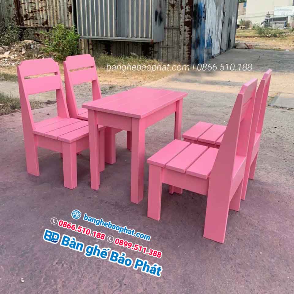 Ghế gỗ nhỏ quán cafe