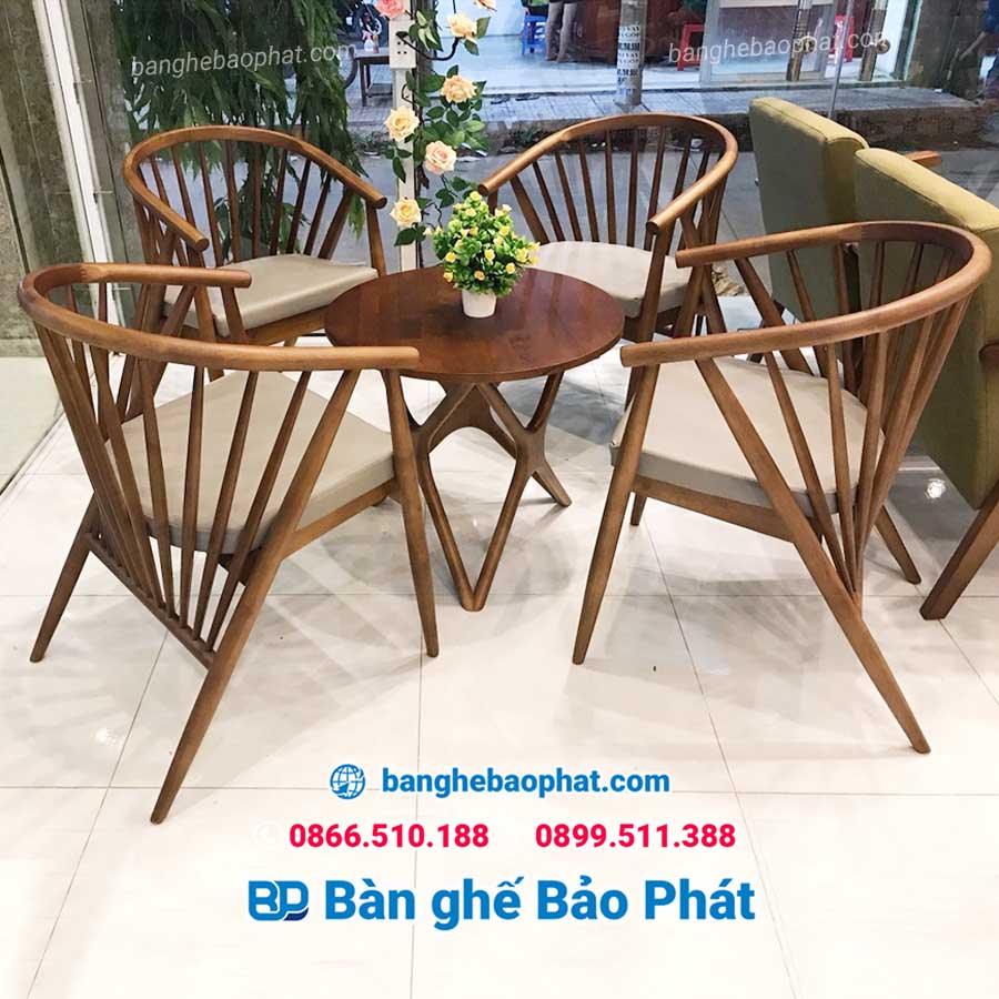 Bàn ghế Vintage nan hoa tạo sự sang trong cho không gian