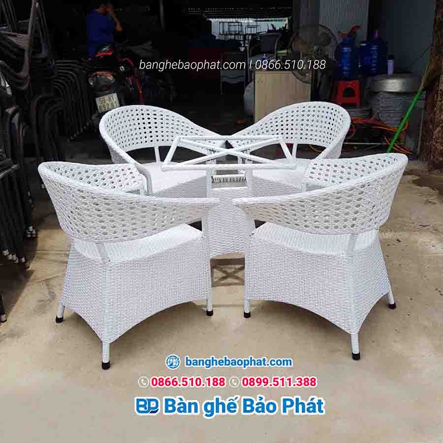 Mẫu bàn ghế nhựa giả mâu màu trắng đẹp tại Đà Nẵng