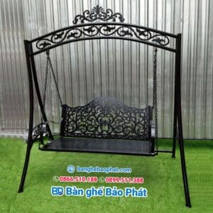 Xích đu sắt nghệ thuật XĐSBP001 12 Xích đu sắt nghệ thuật màu đen với chất liệu bền bỉ khiến sản phẩm sử dụng được trong thời gian lâu dài