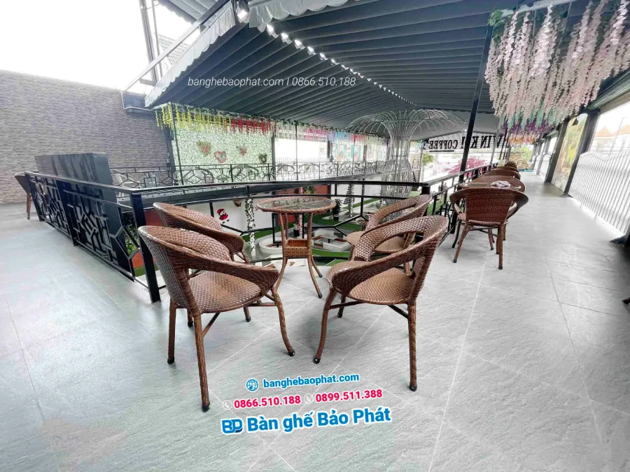 Bàn ghế mây nhựa có nhiều kiểu dáng, màu sắc đẹp mắt