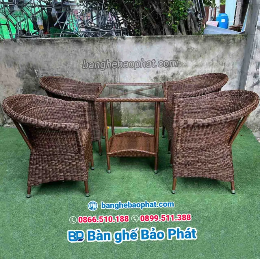 Bàn ghế nhựa giả mây có cấu tạo khá đơn giản