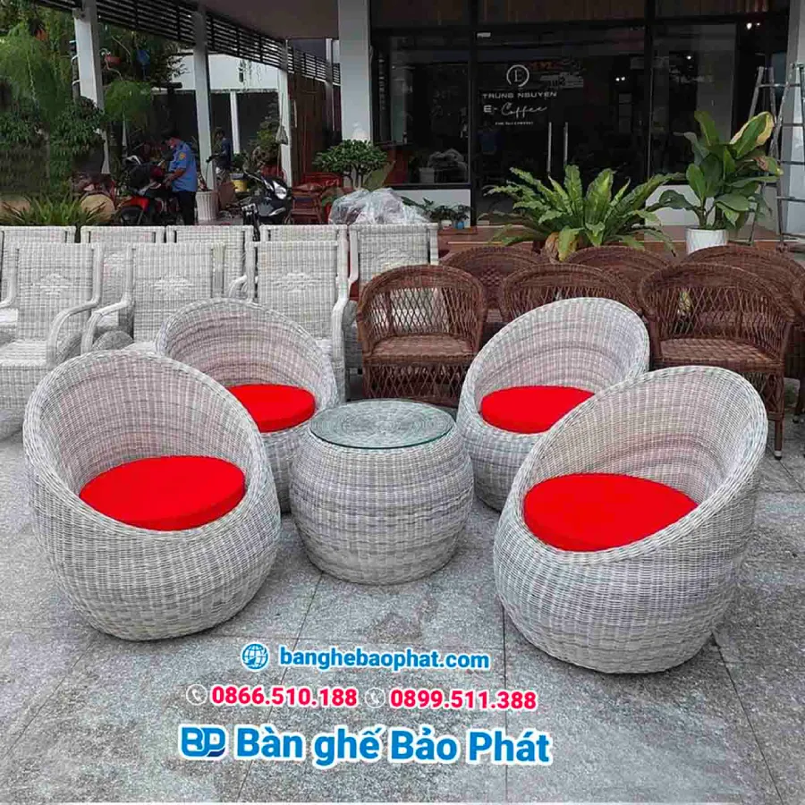 Bàn ghế nhựa giả mây được sử dụng trong nhiều không gian