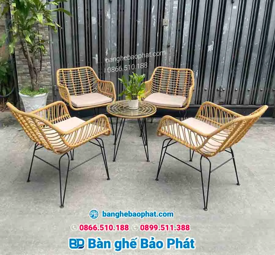 Mẫu bàn ghế mây nhựa ban công kết hợp đệm ngồi êm ái
