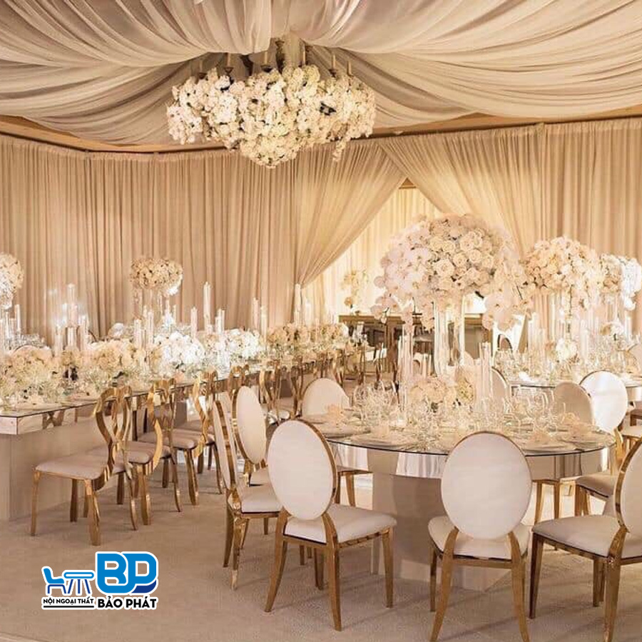 Để tăng tính thẩm mỹ, bạn có thể trang trí bàn ghế nhà hàng tiệc cưới bằng hoa hay các phụ kiện khác
