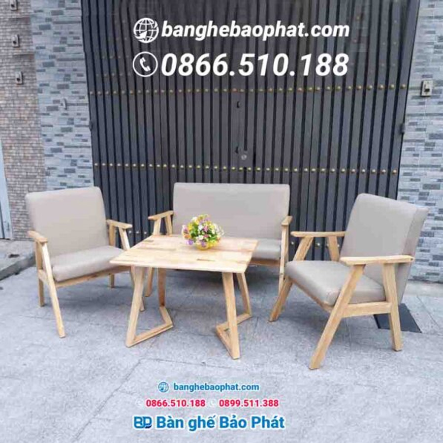 Mẫu sofa cafe hoàn hảo được kết hợp giữa khung gỗ sang trọng và lớp nệm êm ái, tạo sự thoải mái cho khách hàng khi ngồi.