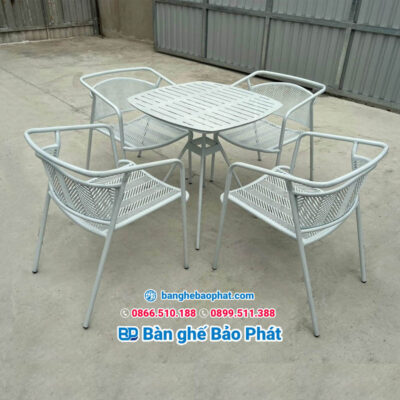 Bàn ghế sắt quán cà phê BGSBP026 được làm từ sắt sơn tĩnh điện