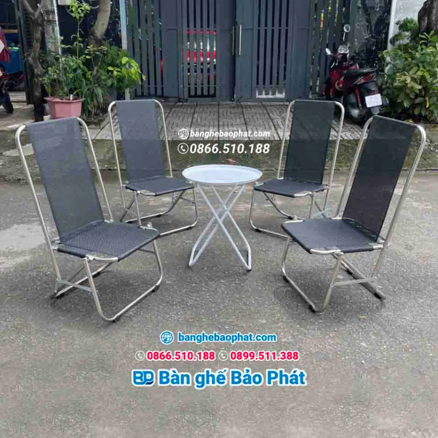 Bàn ghế quán cafe vỉa hè có kích thước nhỏ gọn