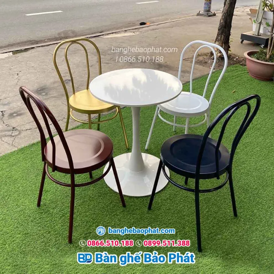 Bàn ghế sắt ngoài trời bền bỉ, thiết kế đẹp mắt