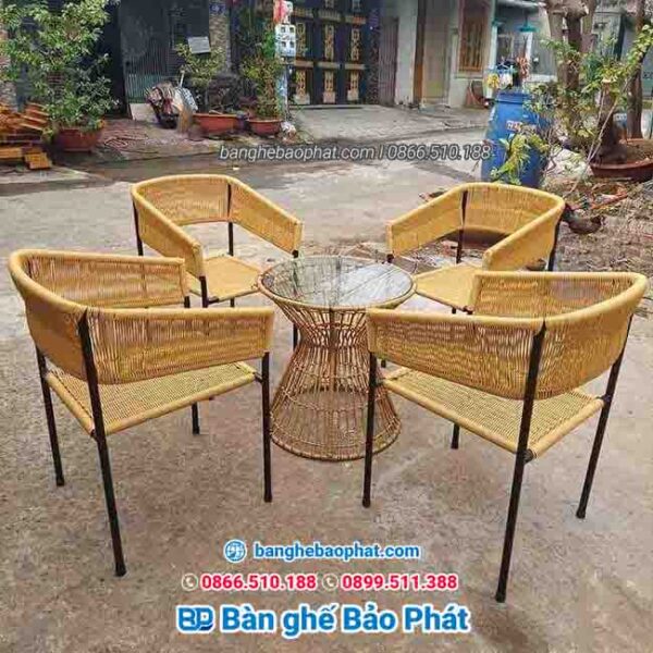 Bàn ghế ăn mây nhựa bền và chắc chắn