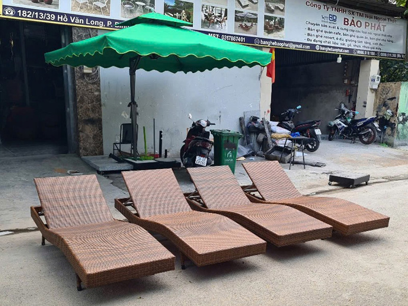 Ghế hồ bơi ngoài trời có thiết kế hiện đại và thoải mái