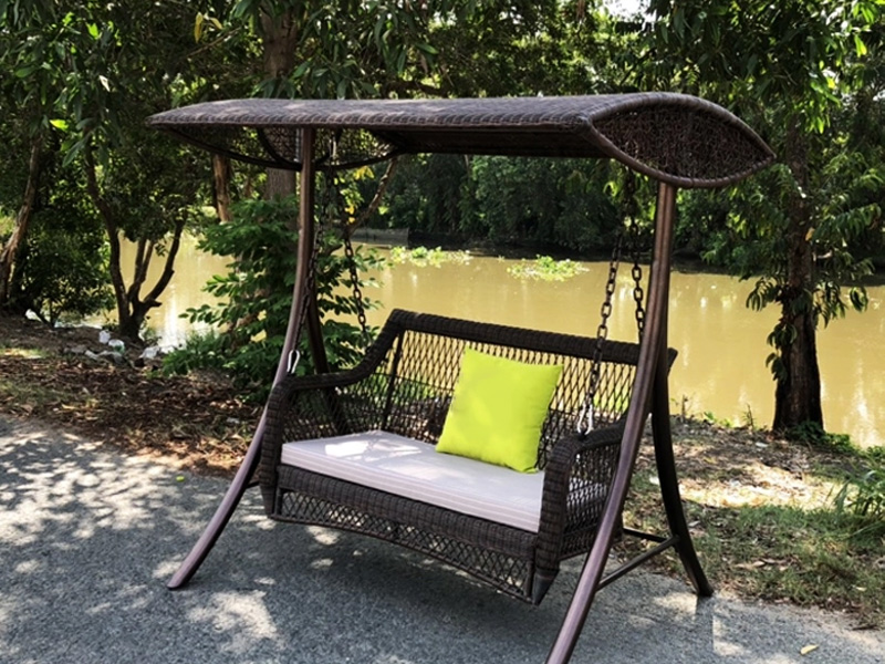 Mẫu xích đu đôi mây nhựa có mái che này phù hợp với không gian sân vườn của nhiều gia đình, khu nghỉ dưỡng