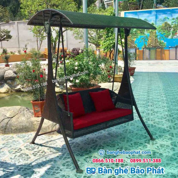 Xích đu mây nhựa ngoài trời có mái che màu nâu sang trọng