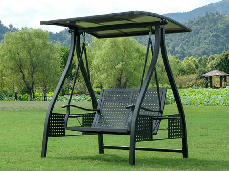 Mẫu xích đu nhôm có mái che này bền bỉ và sang trọng