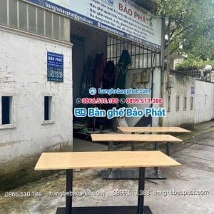 Bàn cafe dài chân sắt mặt gỗ tại xưởng bàn ghế Bảo Phát.