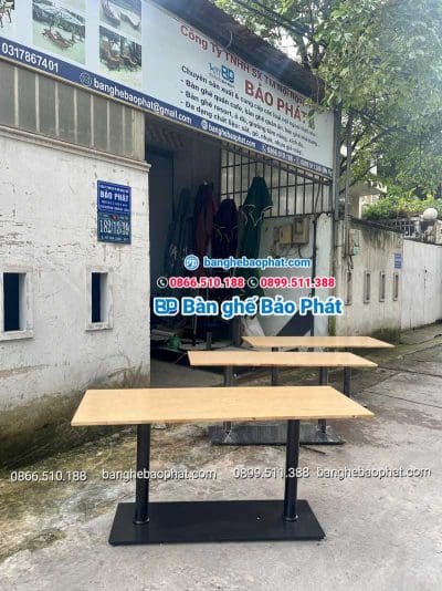 Bàn cafe dài chân sắt mặt gỗ tại xưởng bàn ghế Bảo Phát.