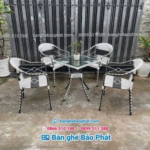 Bàn ghế cafe nhựa giả mây thúng hoa văn màu trắng đen 5 Bàn ghế cafe nhựa giả mây thúng hoa văn màu trắng đen