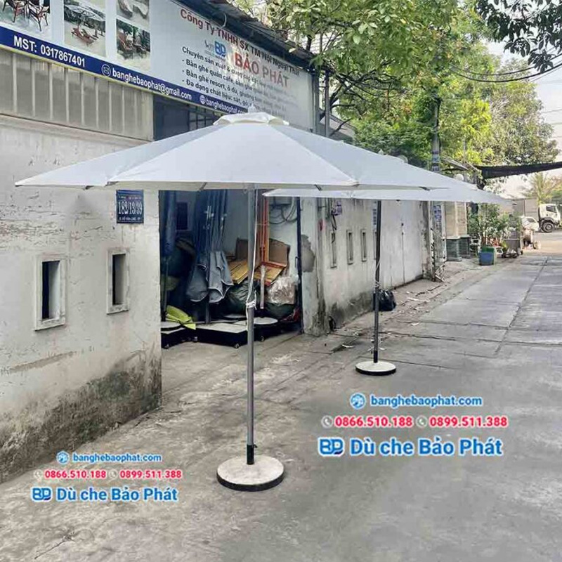 Dù che nắng chính tâm màu trắng kem 3m là lựa chọn phổ biến của khách hàng hiện nay