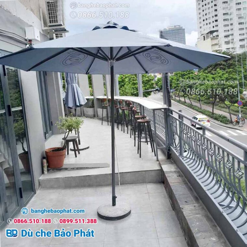 Dù chính tâm tròn sân vườn được thiết kế từ vải bạt dù PE có khả năng chống thấm cực tốt