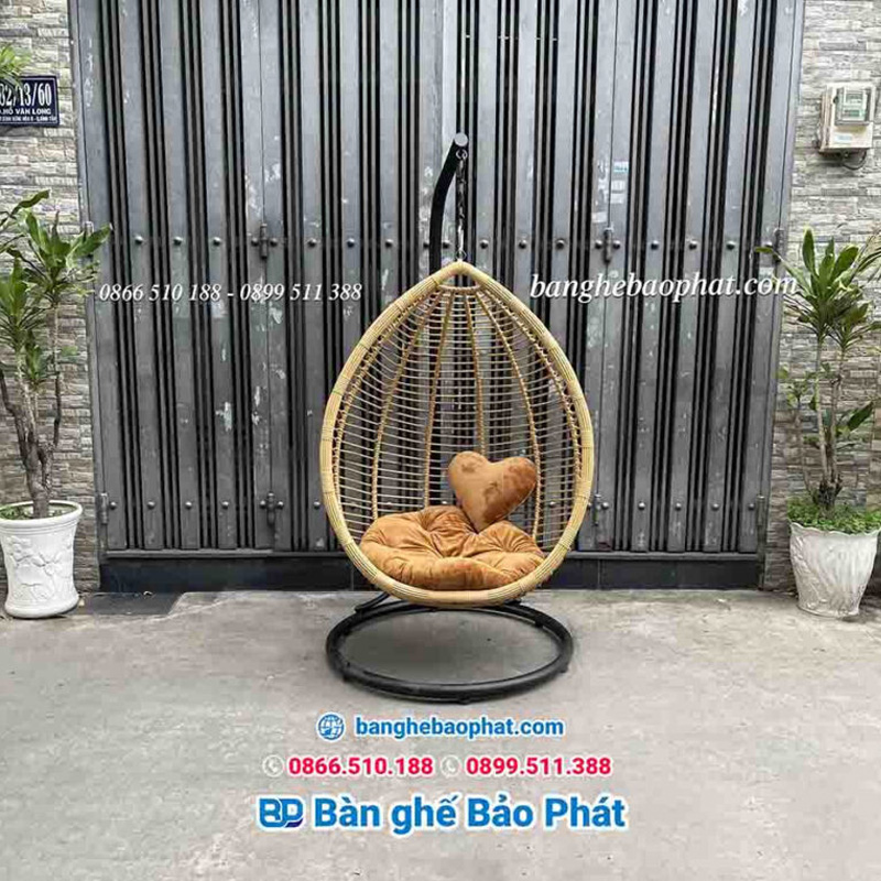 Mẫu xích đu mây nhựa ngoài trời này được thiết kế với kiểu dáng tinh tế