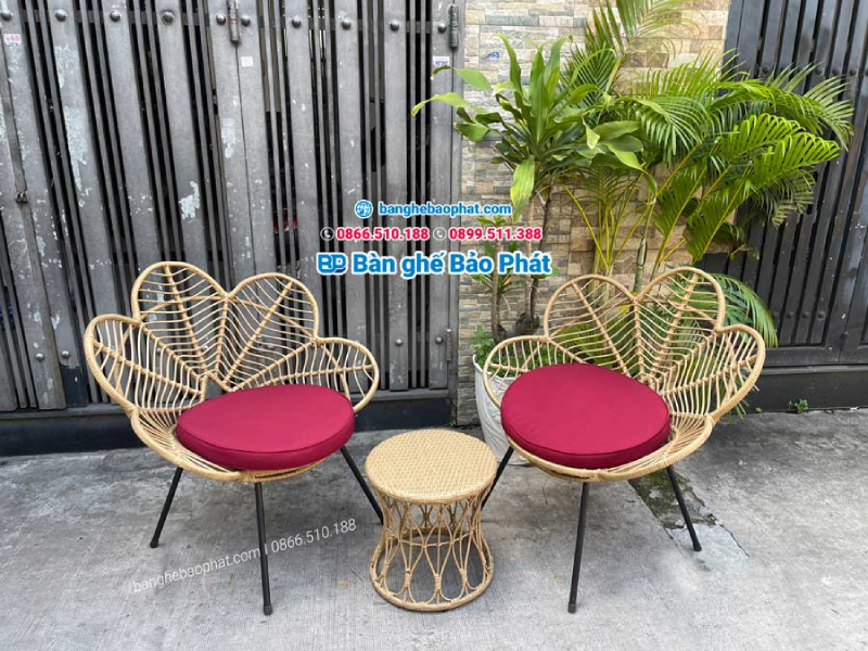 Bàn ghế nhựa giả mây cho homestay kiểu dáng cánh hoa