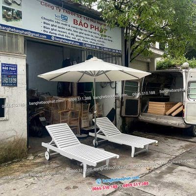 Giường tắm nắng gỗ ngoài trời sơn trắng.