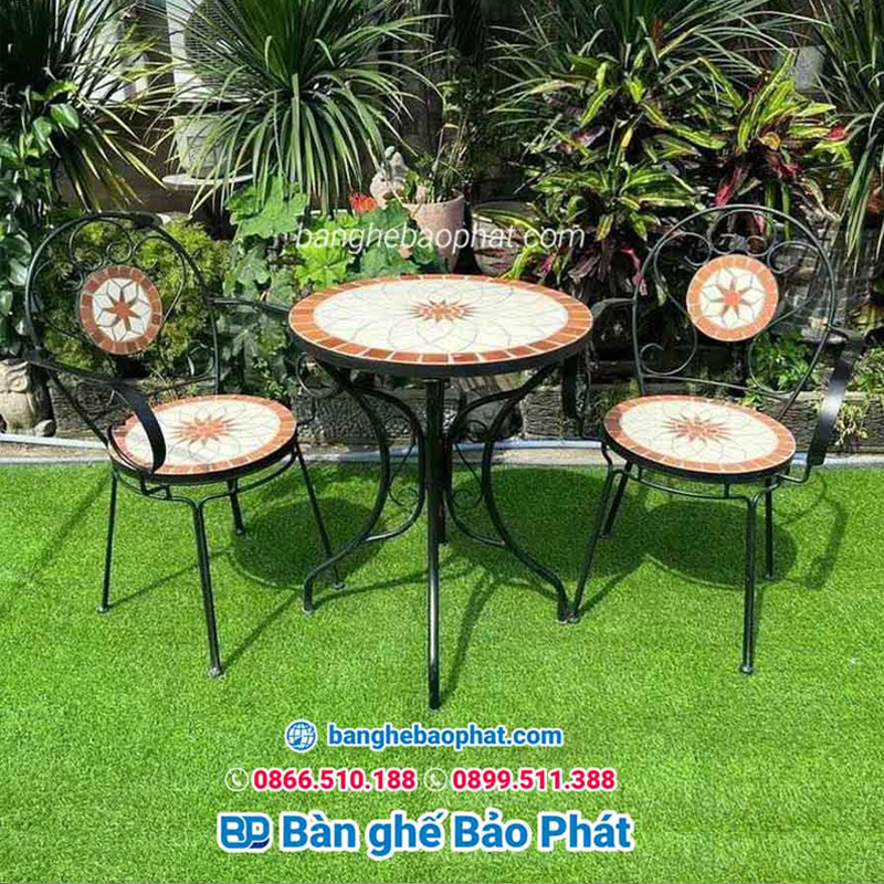 Bàn ghế sắt mặt đá Mosaic tại Quận 1