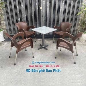 Bộ bàn ghế cafe nhựa đúc chân inox nữ hoàng màu nâu.
