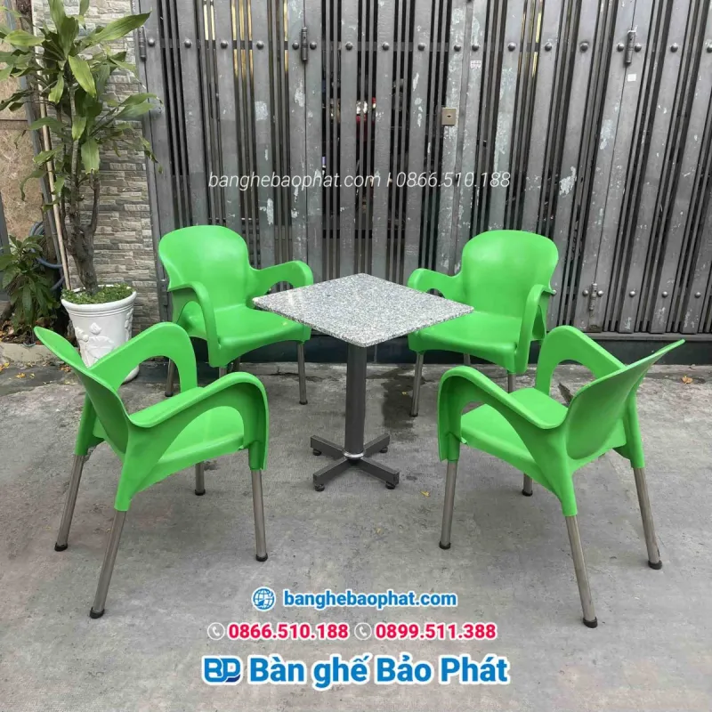 Bàn trà chanh vuông bền bỉ, phù hợp với nhiều không gian