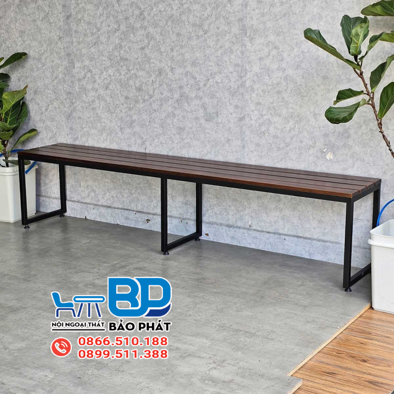 Mẫu ghế băng dài khung sắt mặt gỗ tiện lợi cho quán cafe