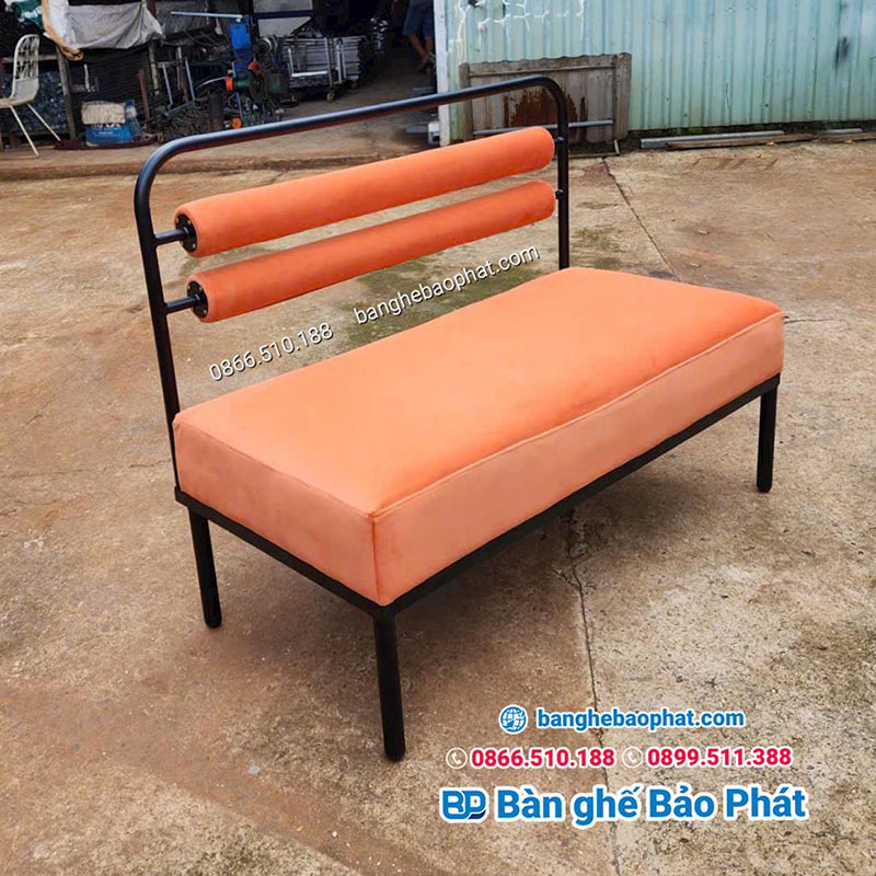 Sử dụng ghế băng dài quán cafe góp phần tối ưu diện tích không gian