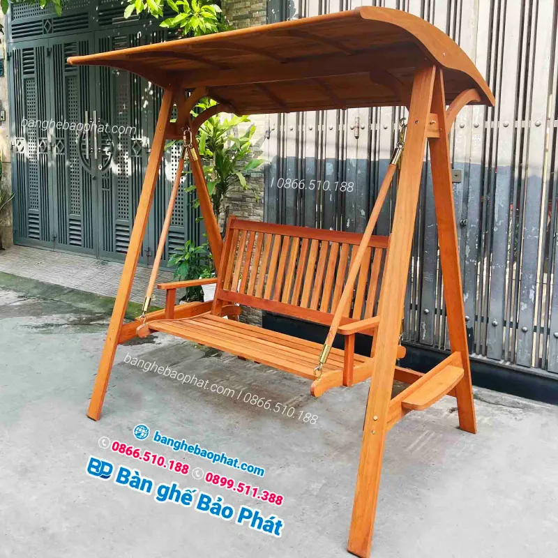 Xích đu gỗ ngoài trời kết hợp mái che tiện lợi