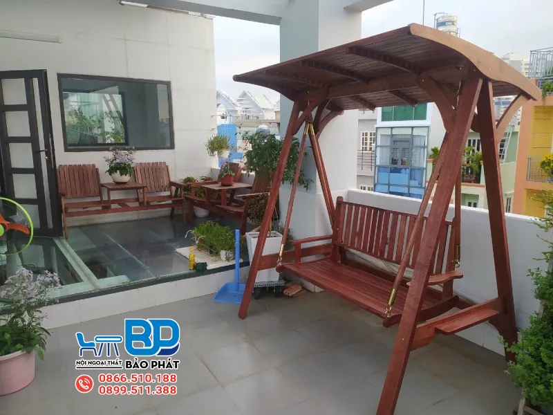 Xích đu gỗ ngoài trời thiết kế đơn giản