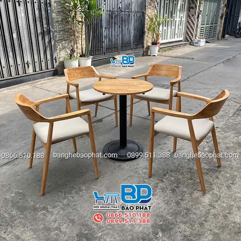 Bàn ghế gỗ nệm quán cafe mang lại sự êm ái khi ngồi