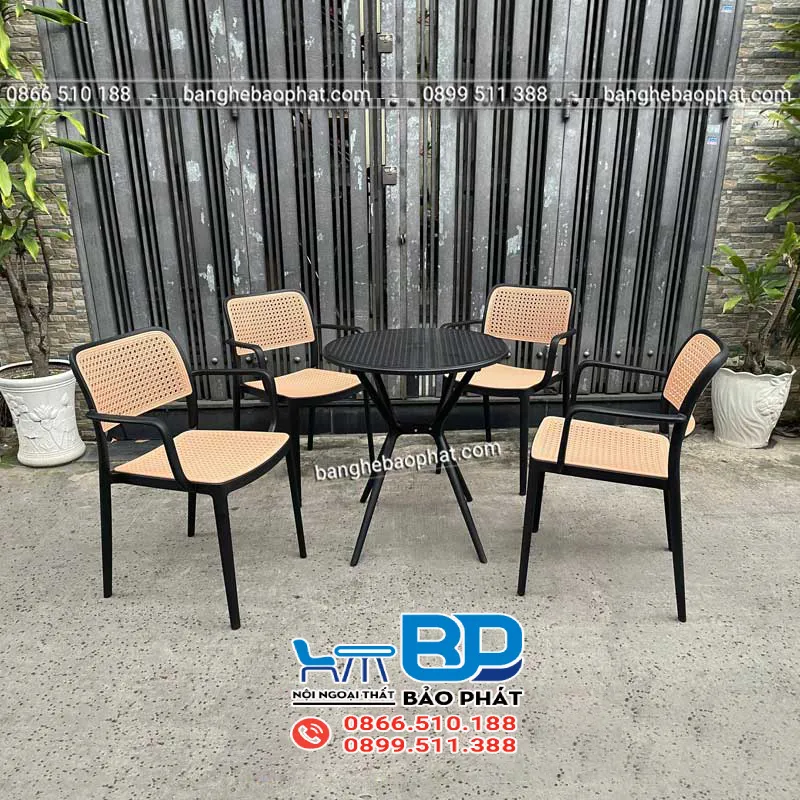 Bàn ghế nhựa có thể chống chịu thời tiết khắc nghiệt