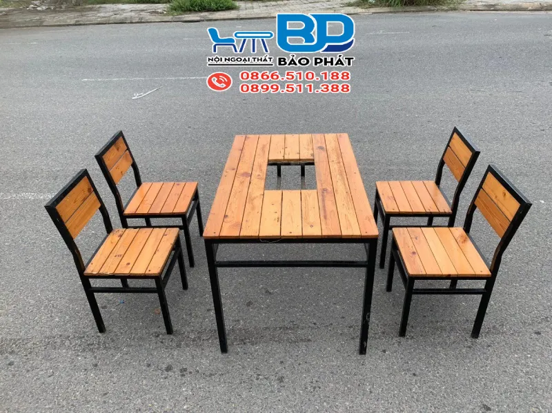 Bàn ghế sắt gỗ quán nướng thiết kế đơn giản, ấn tượng