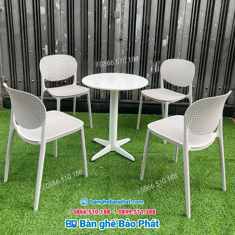 Bàn ghế vỉa hè từ nhựa thường có thiết kế đơn giản, tinh gọn
