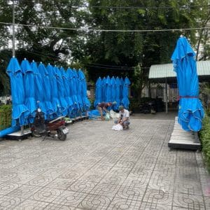 Dù che nắng ngoài trời sân trường lệch tâm vuông 3 mét. 8 Dù che nắng ngoài trời sân trường lệch tâm vuông 3 mét.