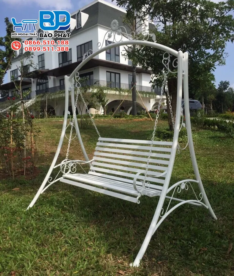 Không gian sân vườn được tô điểm thêm với mẫu xích đu sắt đơn giản màu trắng