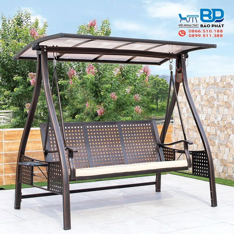 Mẫu xích đu sắt đơn giản nhưng không kém phần ấn tượng