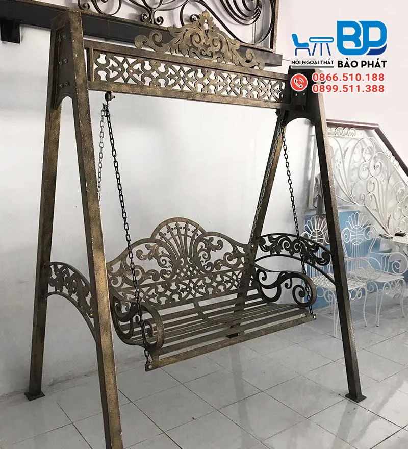 Thiết kế xích đu sắt đơn giản, phù hợp với nhiều không gian