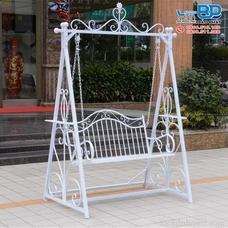 Xích đu sắt đơn giản, sử dụng phổ biến trong các không gian sân vườn